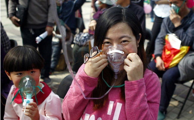#фото | Жители Китая дышат чистым горным воздухом из пакетов. Фото.