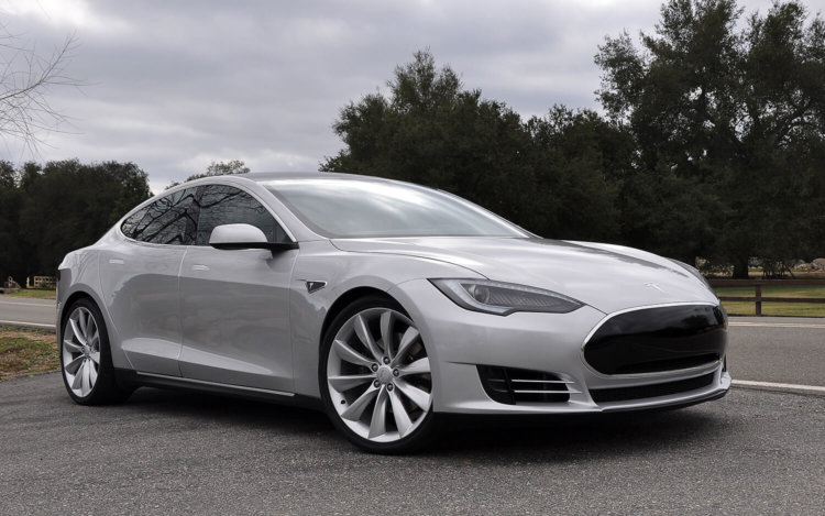 Tesla защитит автомобили от возгорания