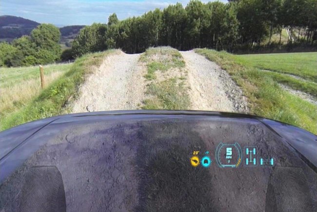 Компания Land Rover сделала «прозрачным» капот автомобиля. Фото.