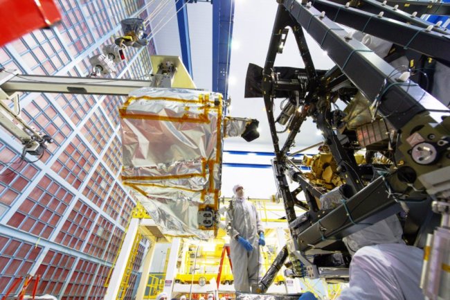 Специалисты JPL установили на телескоп имени Уэбба все основное научное оборудование. Фото.