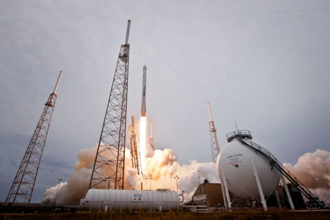 SpaceX успешно осуществила мягкую посадку на Землю. Что дальше? Марс? Фото.
