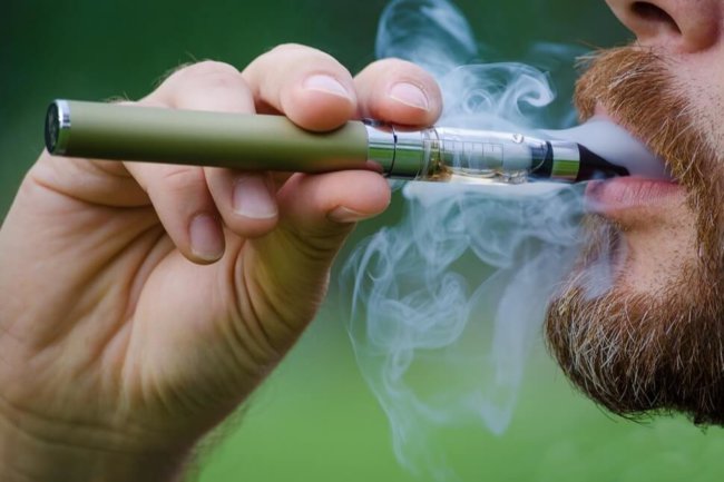 Исследования доказали, что электронные сигареты ничуть не безопаснее обычных. Фото.