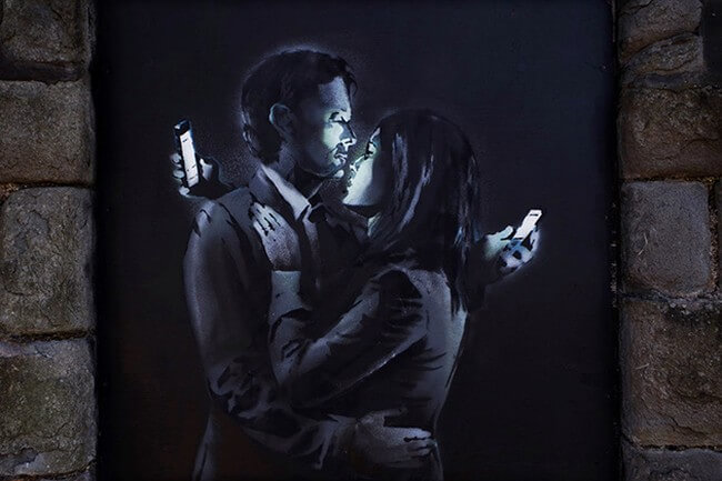 #фото | Уличный художник Banksy высмеивает цифровые технологии в своих новых работах. Фото.