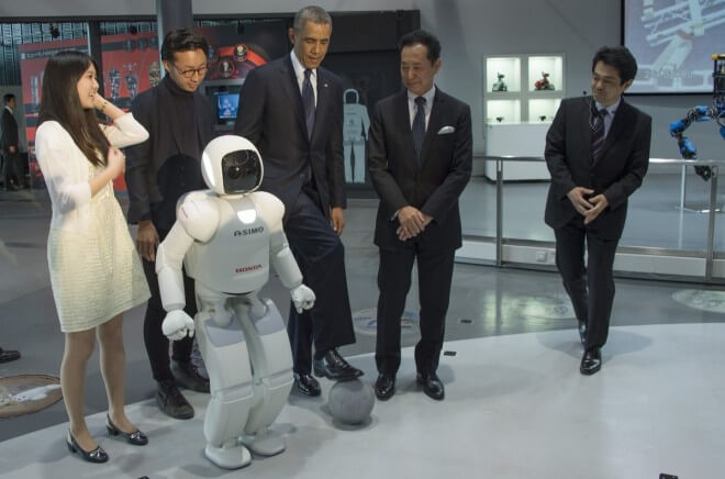 Барак Обама играет в футбол с роботом Asimo