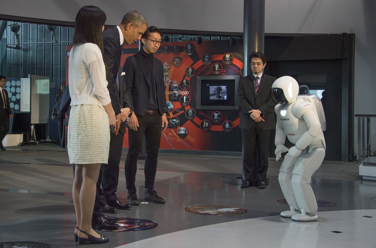 Барак Обама играет в футбол с Asimo
