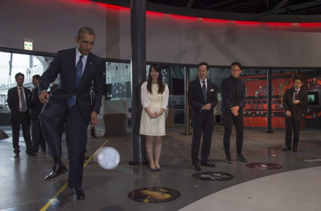 Обама сыграл в футбол с японским роботом. Фото.