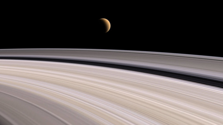 Кольца Сатурна на фоне Луны