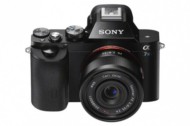 Sony объявила цену и сроки доступности первой в мире полнокадровой 4K-беззеркалки. Фото.