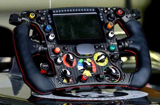 Как устроен руль гоночных болидов «Формулы-1»? Фото.
