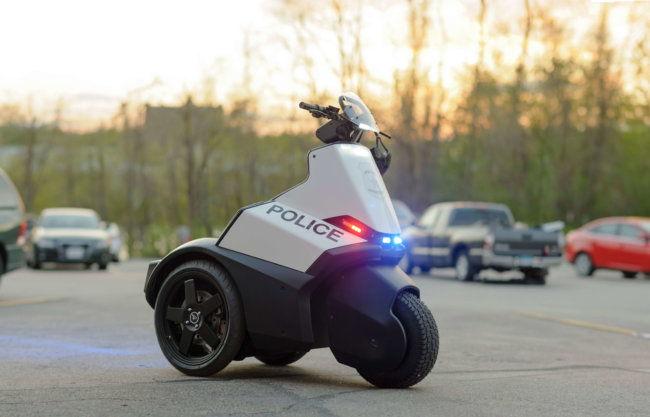 Segway представила трехколесный мотоцикл для полицейских. Фото.