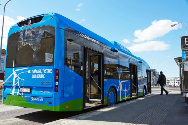 Volvo испытает электрическую дорогу для автобусов. Фото.