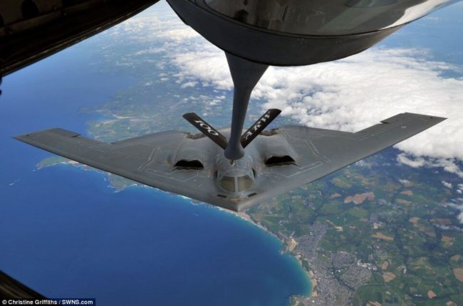 #фото дня | Дозаправка американского бомбардировщика B-2 над Европой. Фото.