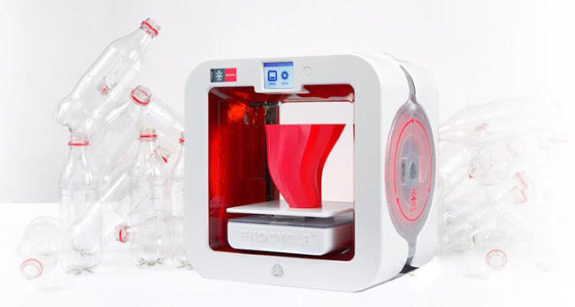 3D-принтер Ekocycle Cube печатает материалом из переработанных пластиковых бутылок. Фото.