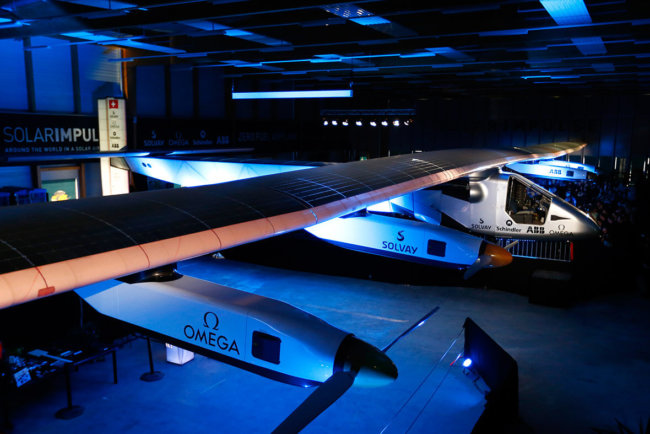 Самолет на солнечной энергии Solar Impulse 2 успешно совершил двухчасовой полет. Фото.