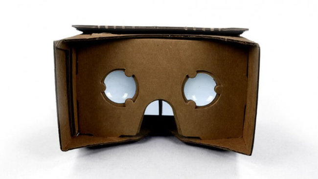 Google Cardboard — картонный шлем виртуальной реальности. Фото.