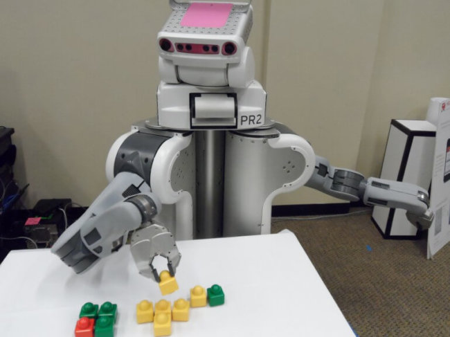 Краудсорсинг ускорит обучение роботов. Фото.