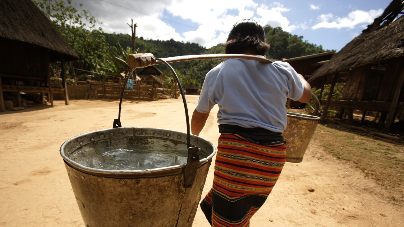 Переноска ведер с водой Переноска ведер с водой