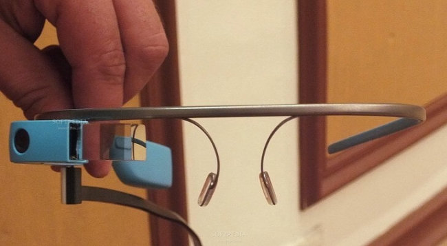 Создатель очков Google Glass перешел работать в Amazon. Фото.