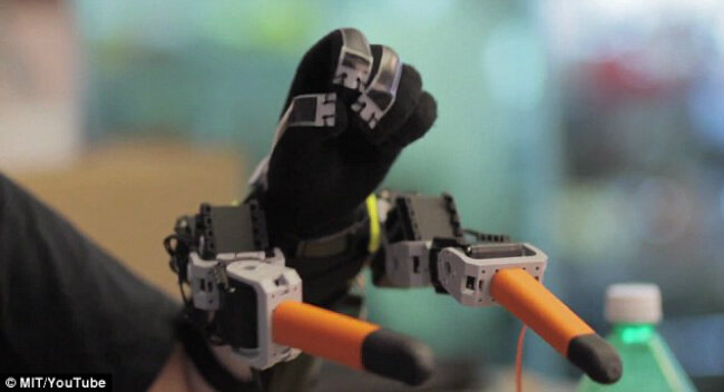 Робот на запястье подарит вам два дополнительных пальца. Фото.