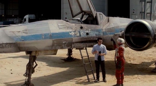 Джей Джей Абрамс показал фанатам первый летательный аппарат из новых «Звёздных войн». Фото.