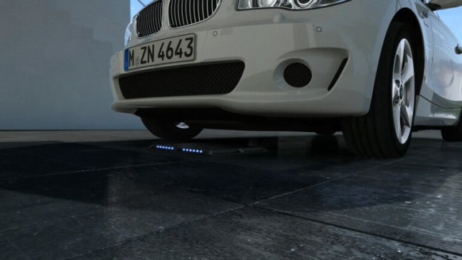 BMW разрабатывает индуктивную зарядку для своих электромобилей. Фото.