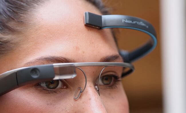 Гарнитурой Google Glass теперь можно управлять при помощи мыслей. Фото.