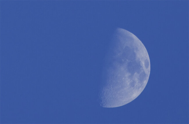Открытие: Луна по форме напоминает лимон. Фото.