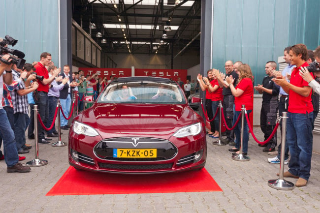#чтиво | Гонка Элона Маска и GM за первый электромобиль для масс. Фото.