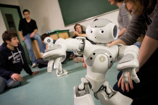 5 роботов, которые уже работают в школах. Фото.