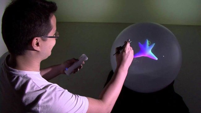Устройство Spheree создает полноценное 3D-изображение в сфере. Фото.