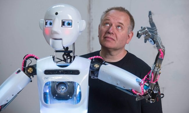RoboThespian: первый коммерческий робот, который может подменить тамаду. Фото.