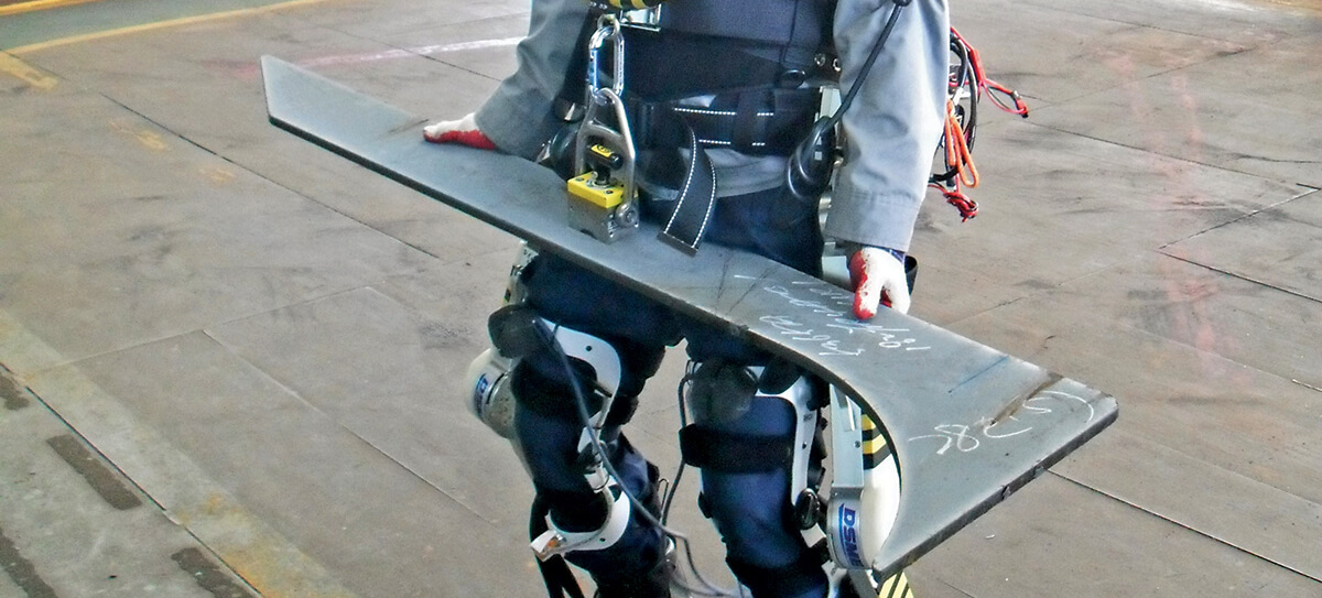 Daewoo тестирует новый экзоскелет для своих работников судостроительной верфи. Фото.