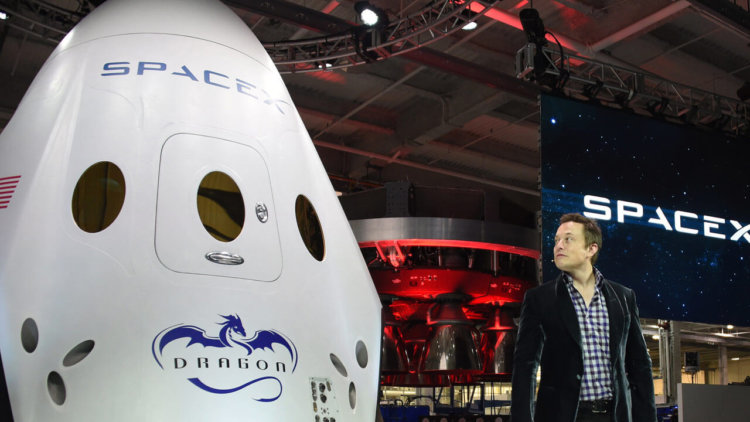 CEO SpaceX Элон Маск рядом с аппаратом SpaceX Dragon V2