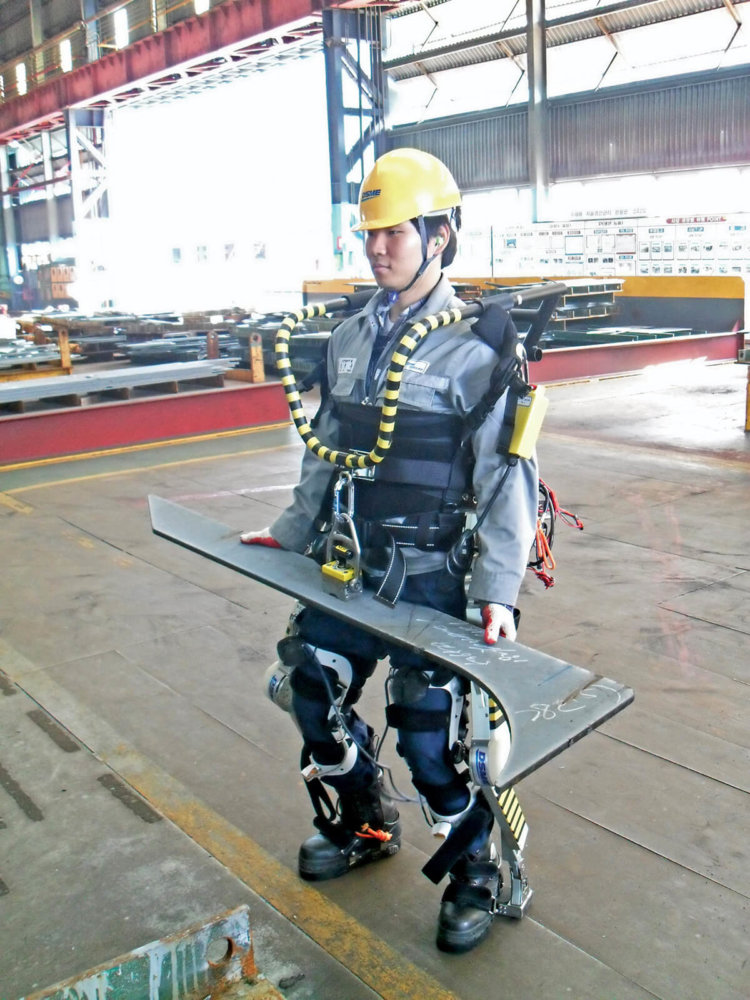 Daewoo тестирует новый экзоскелет для своих работников судостроительной верфи. Фото.