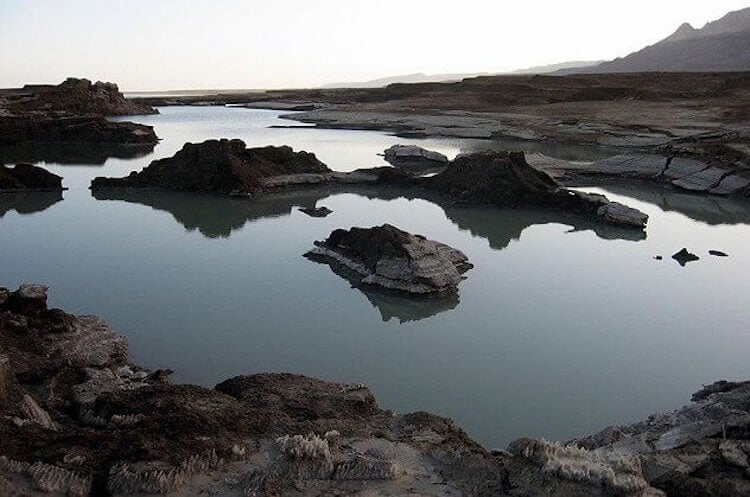 Карстовые воронки Мертвого моря. Карстовые воронки и опасны, и интересны. Фото.