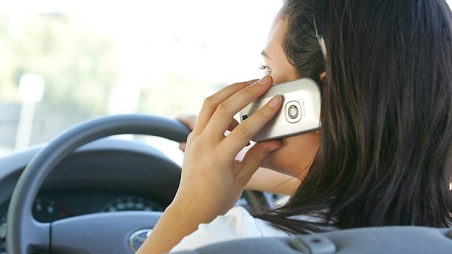 Разработан алгоритм распознавания водителей, разговаривающих по мобильному телефону. Фото.