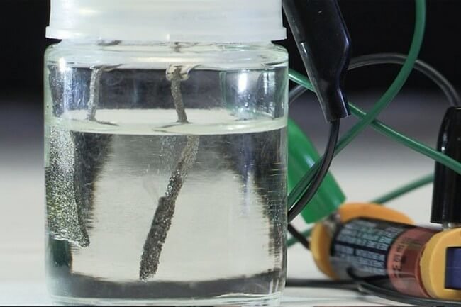 Ученые расщепили воду на водород и кислород, используя обычную батарейку. Фото.