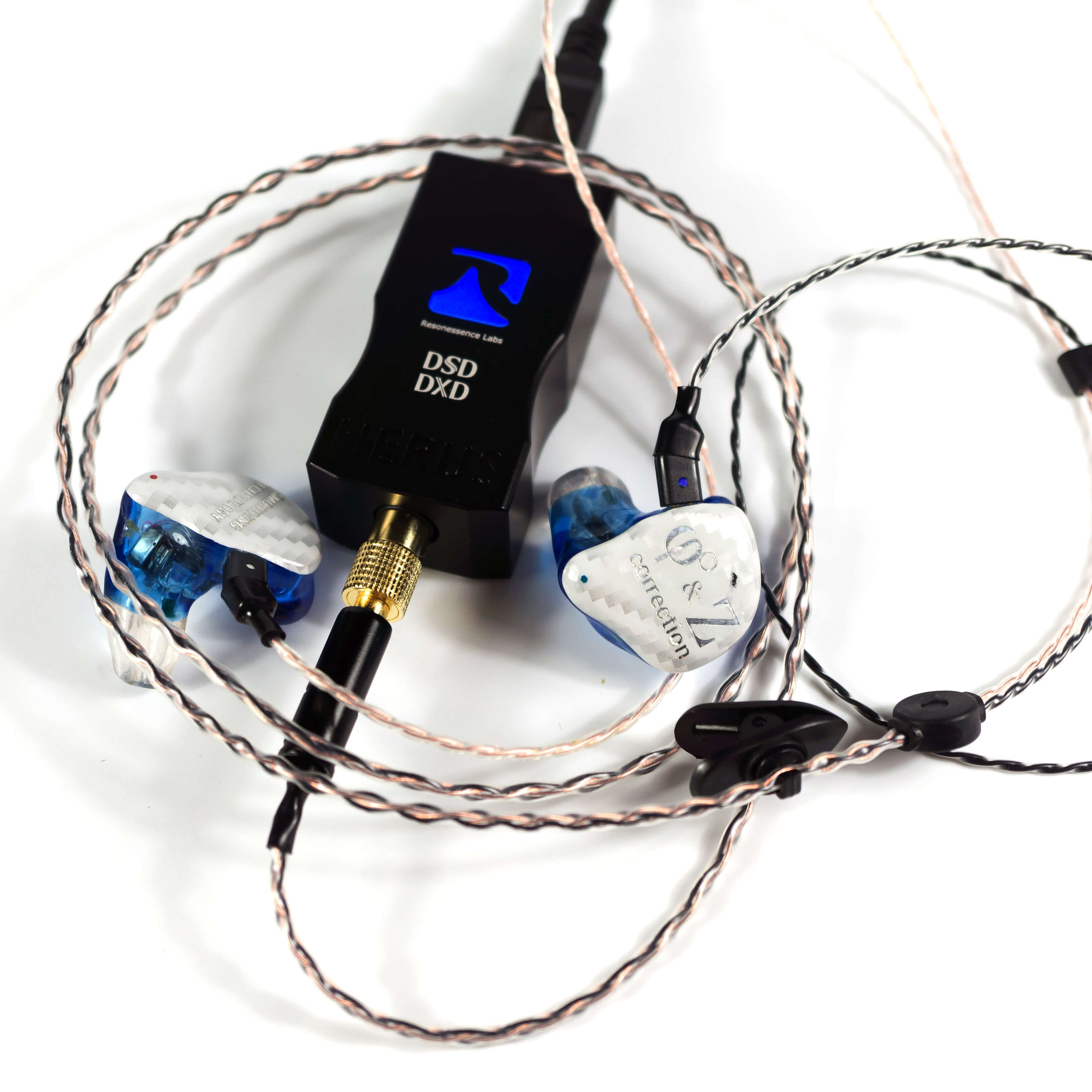 С наушниками