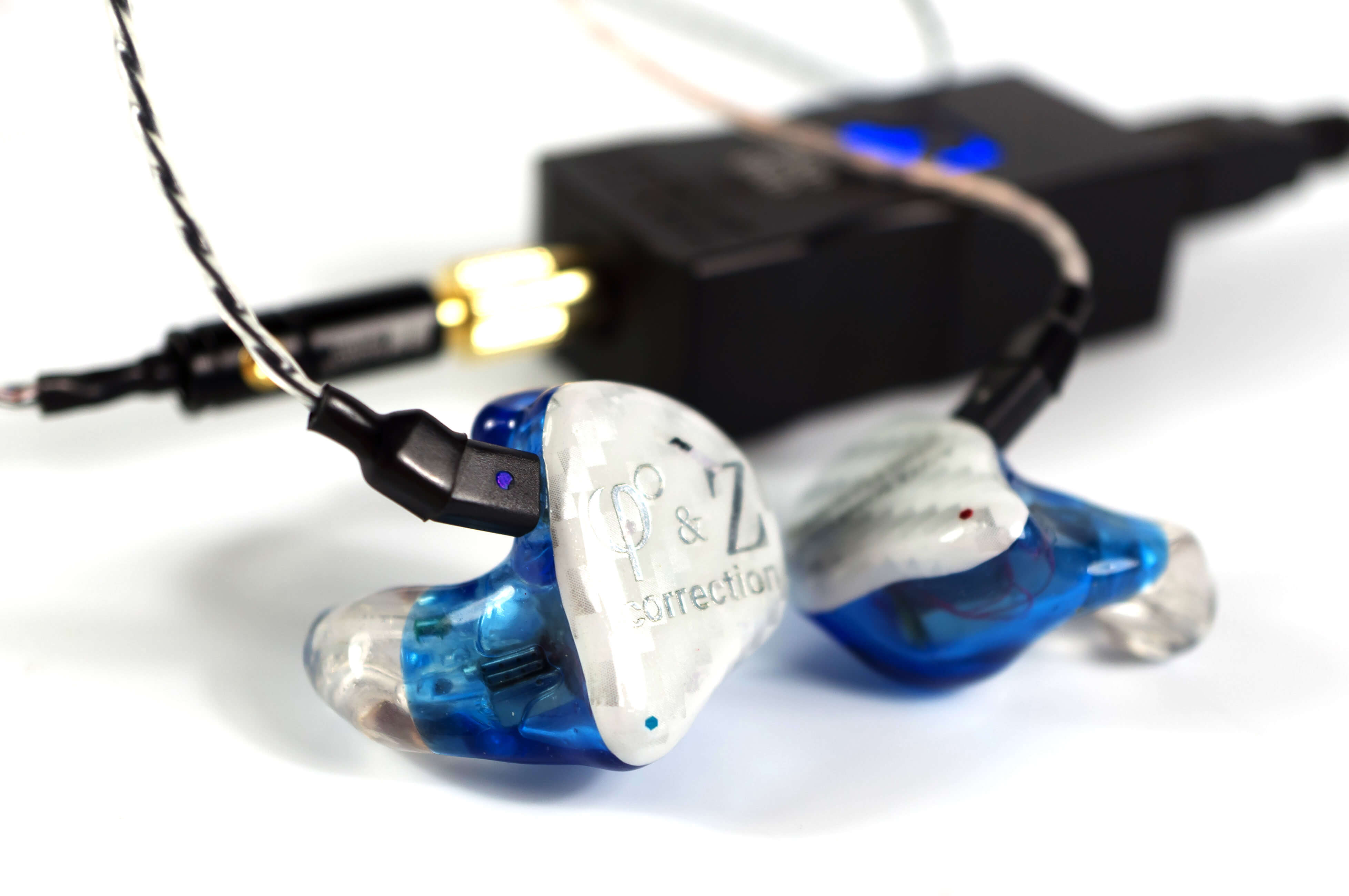 С наушниками 2