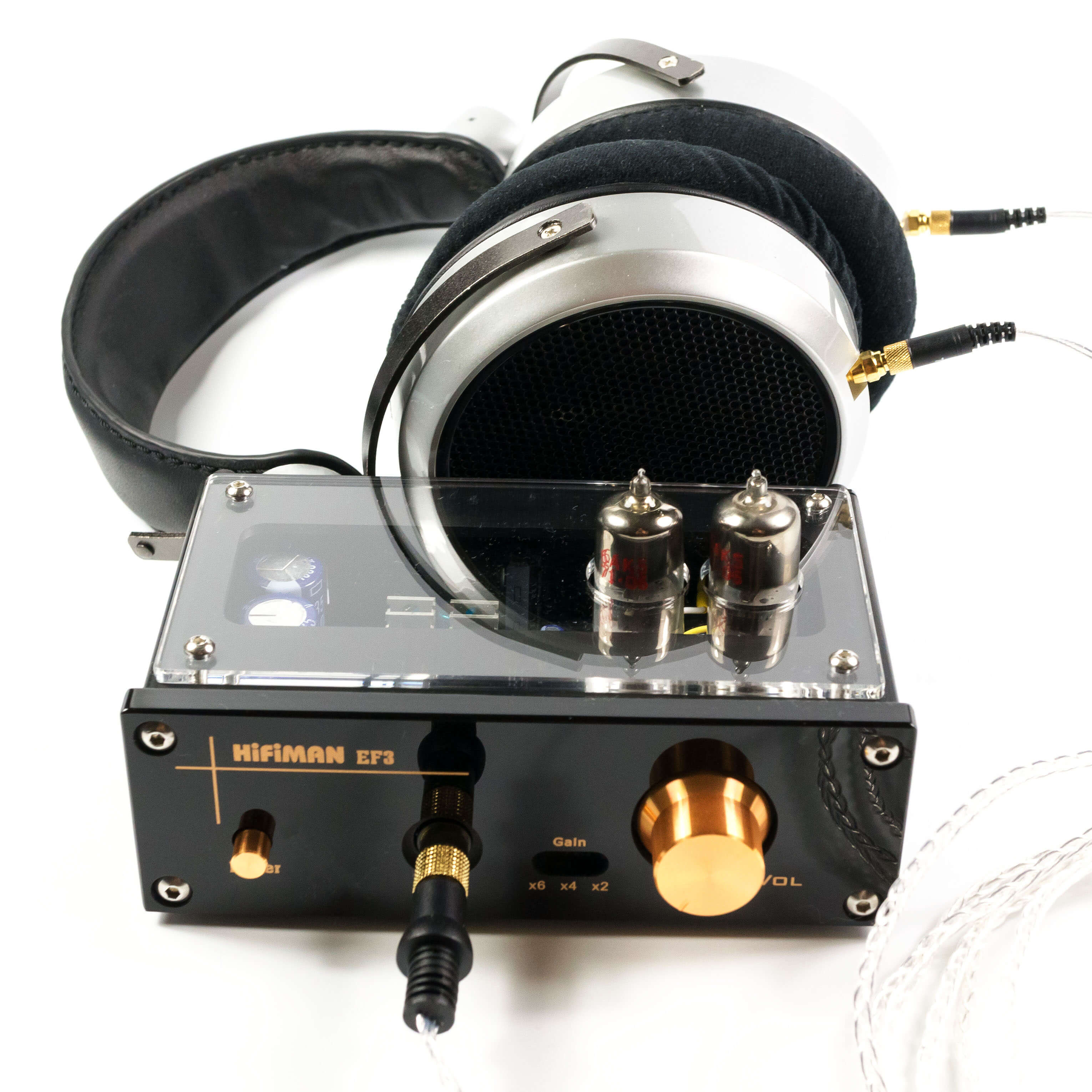 С наушниками