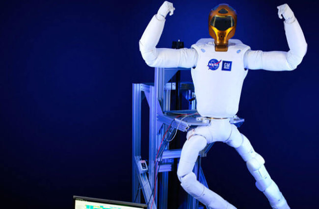 Робот-космонавт Robonaut получил свою пару нижних конечностей. Фото.