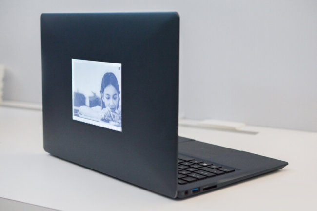 Intel показала ноутбук с дополнительным E-Ink-экраном. Фото.