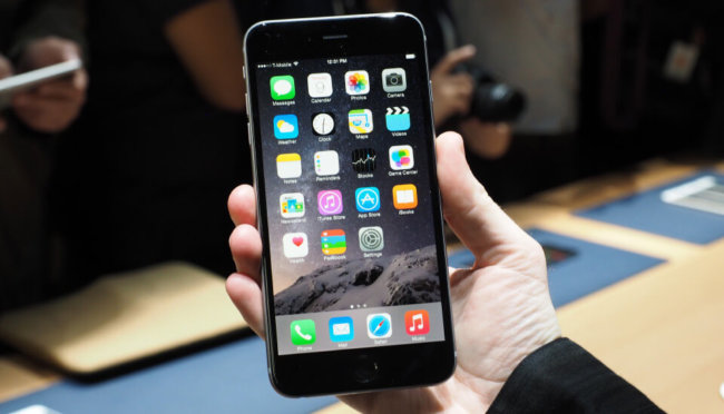 Новые iPhone по цене не выдерживают конкуренции с азиатскими смартфонами. Фото.