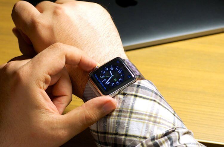 Левшам будет удобно с Apple Watch. Часы Apple Watch на руке левши. Фото.