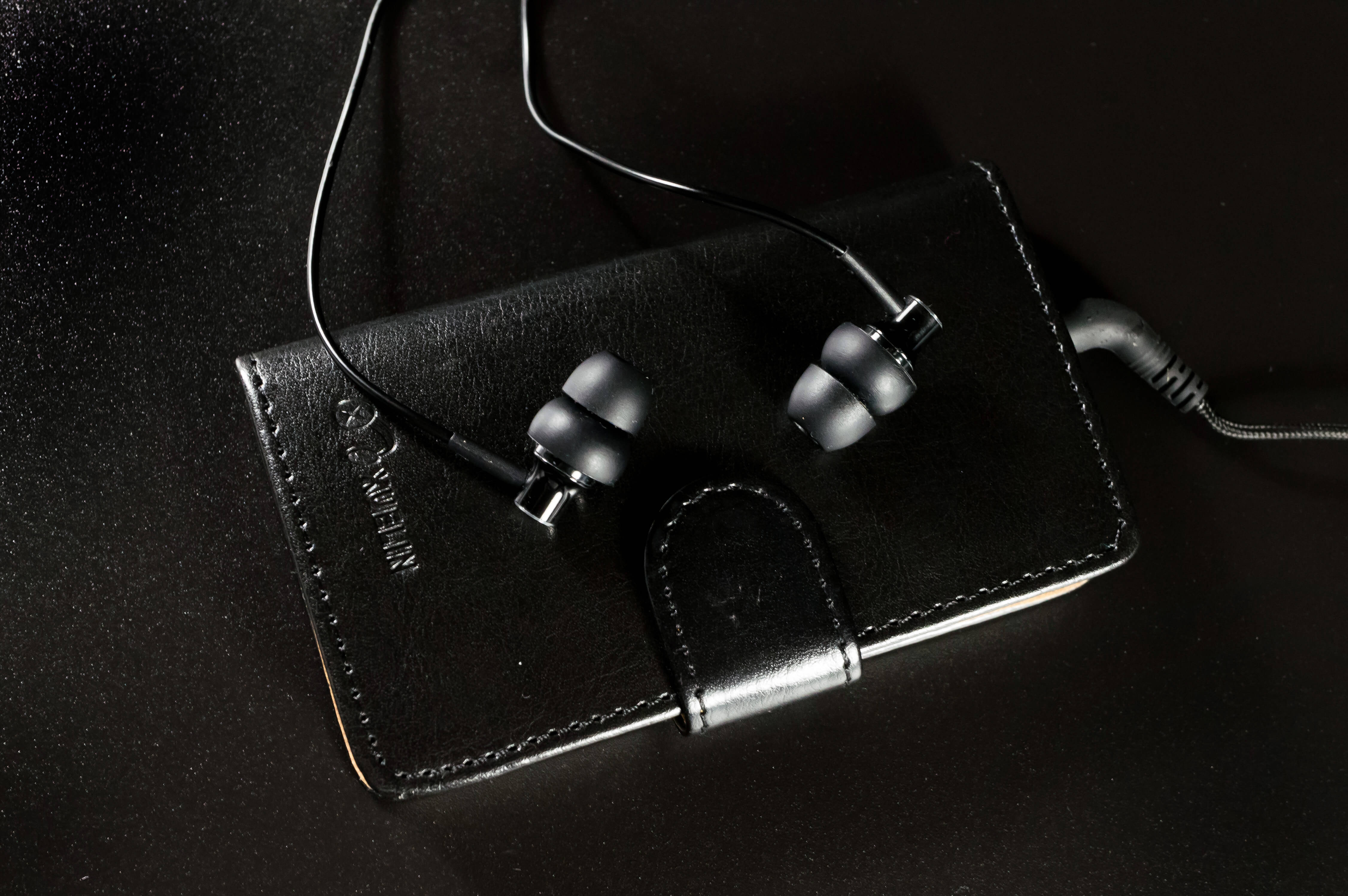 С наушниками