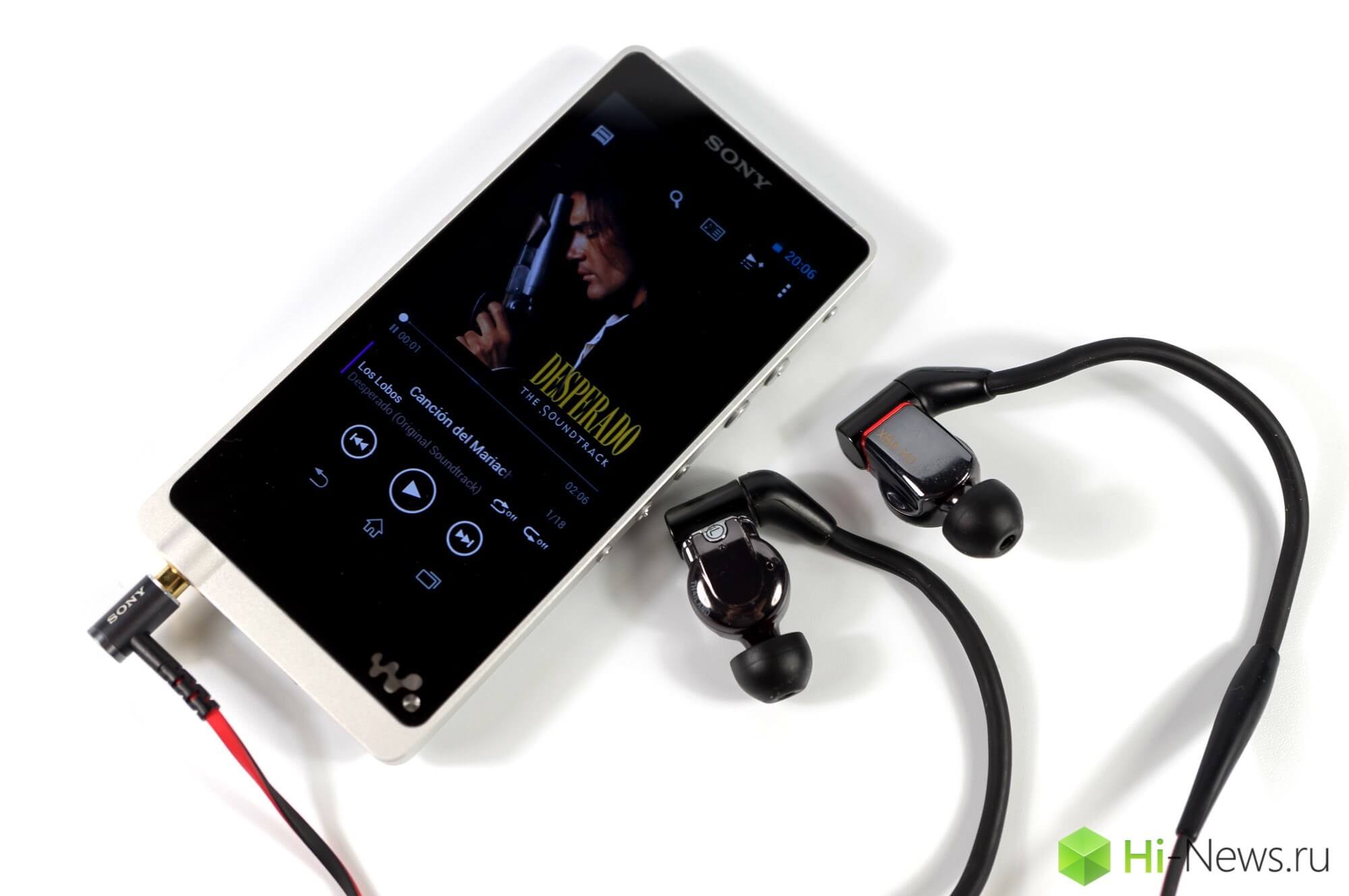 С наушниками