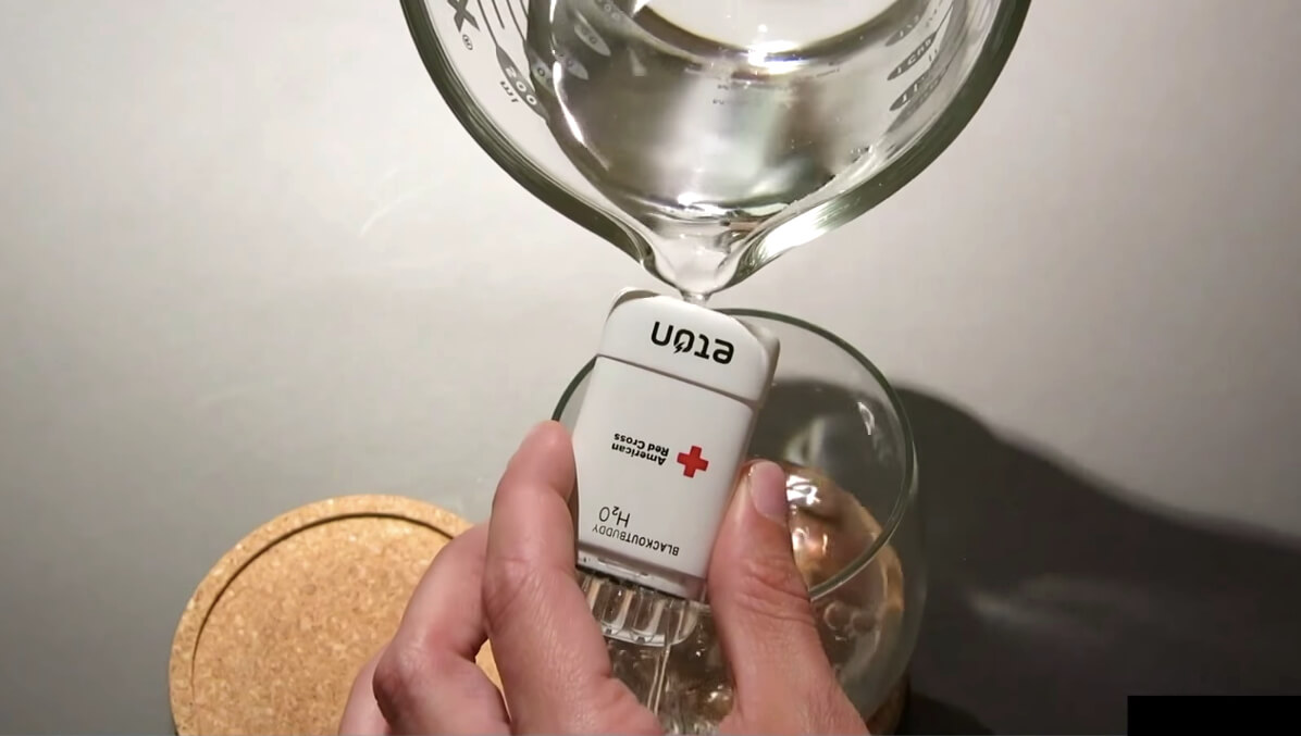 Есть фонарики, которые работают просто на воде. Фото.