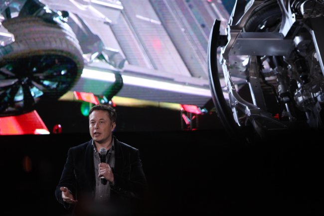 Tesla показала полноприводный электромобиль с автопилотом. Фото.