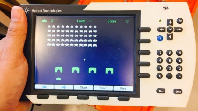 Учёные не расстаются с видеоиграми даже в своих лабораториях. Фото.