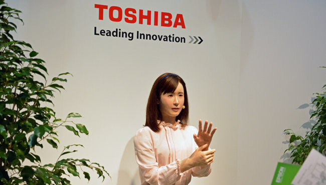 Новый робот компании Toshiba умеет изъясняться на языке жестов. Фото.